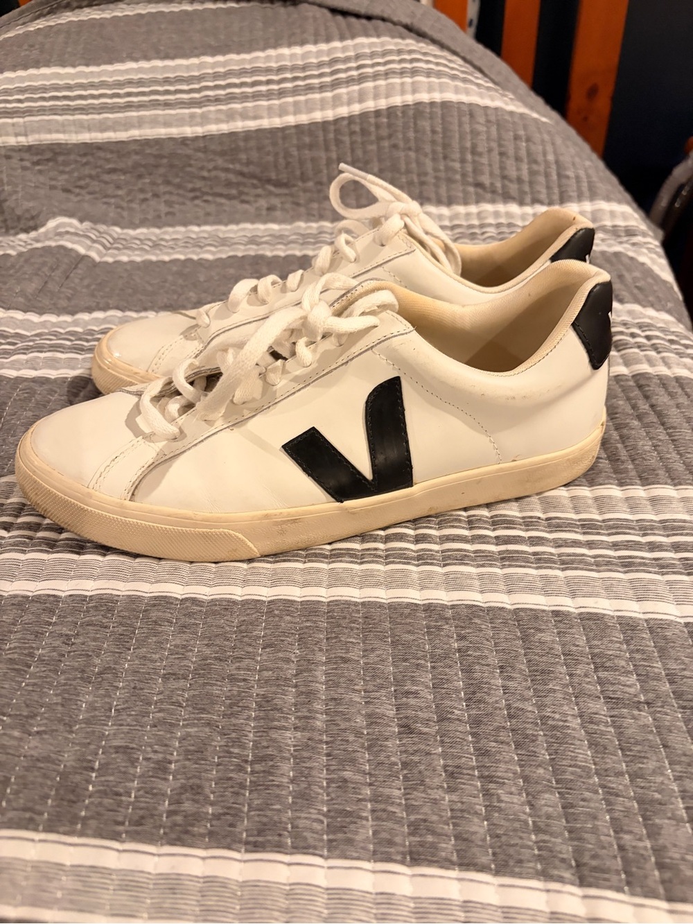 Classic Veja Women’s 11 Tennis shoes